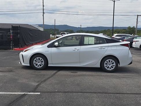 Used 2021 Toyota Prius LE image 3