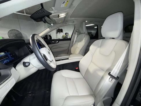 Used 2023 Volvo XC60 B5 Core AWD/4WD image 2