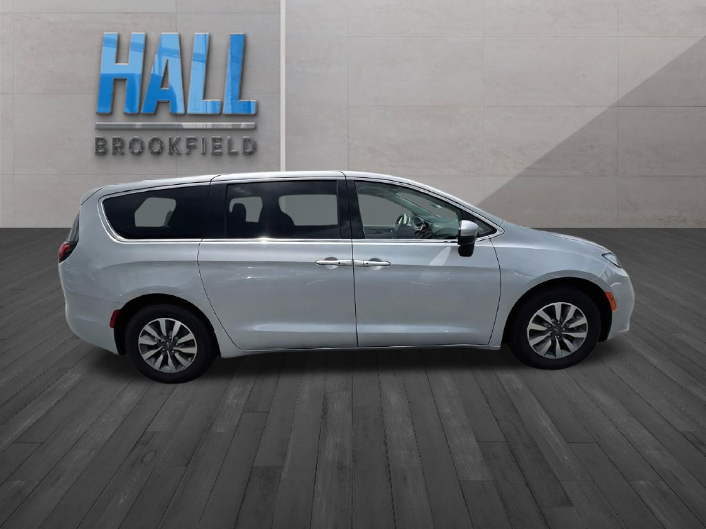 Used 2023 Chrysler Pacifica Touring-L FWD image 6