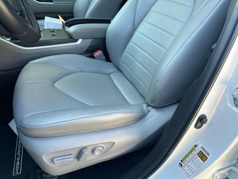 Used 2023 Toyota Highlander XLE FWD image 14