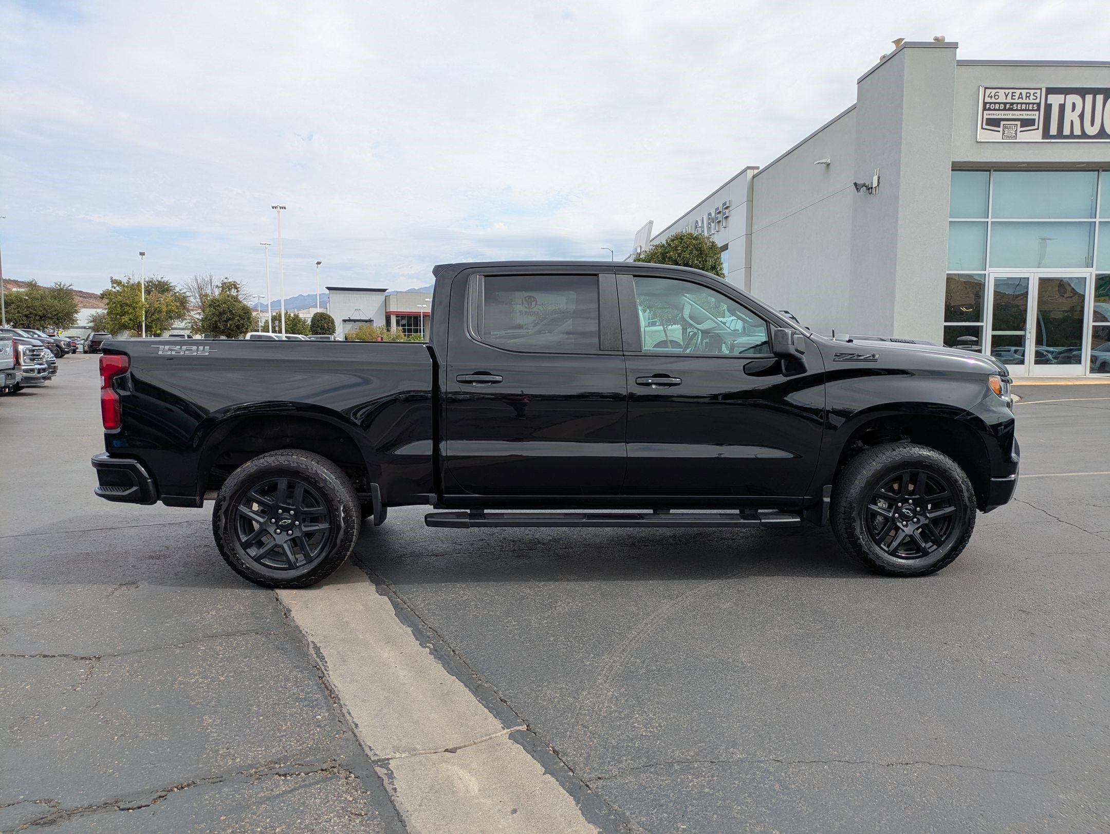 Used 2025 Chevrolet Silverado 1500 LT Trail Boss w/ Convenience Package II AWD/4WD image 2
