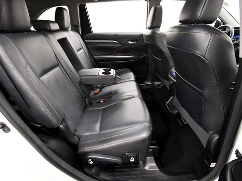 Used 2018 Toyota Highlander Limited w/ Carpet Mat Package (TMS) image 19