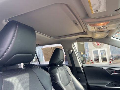 Used 2020 Toyota RAV4 Limited image 32