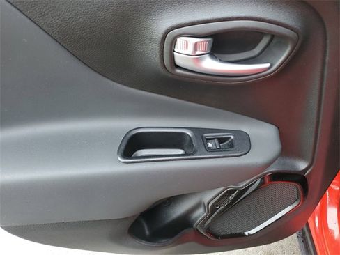 Used 2018 Jeep Renegade Altitude image 14