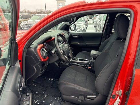 Used 2018 Toyota Tacoma TRD Sport image 8