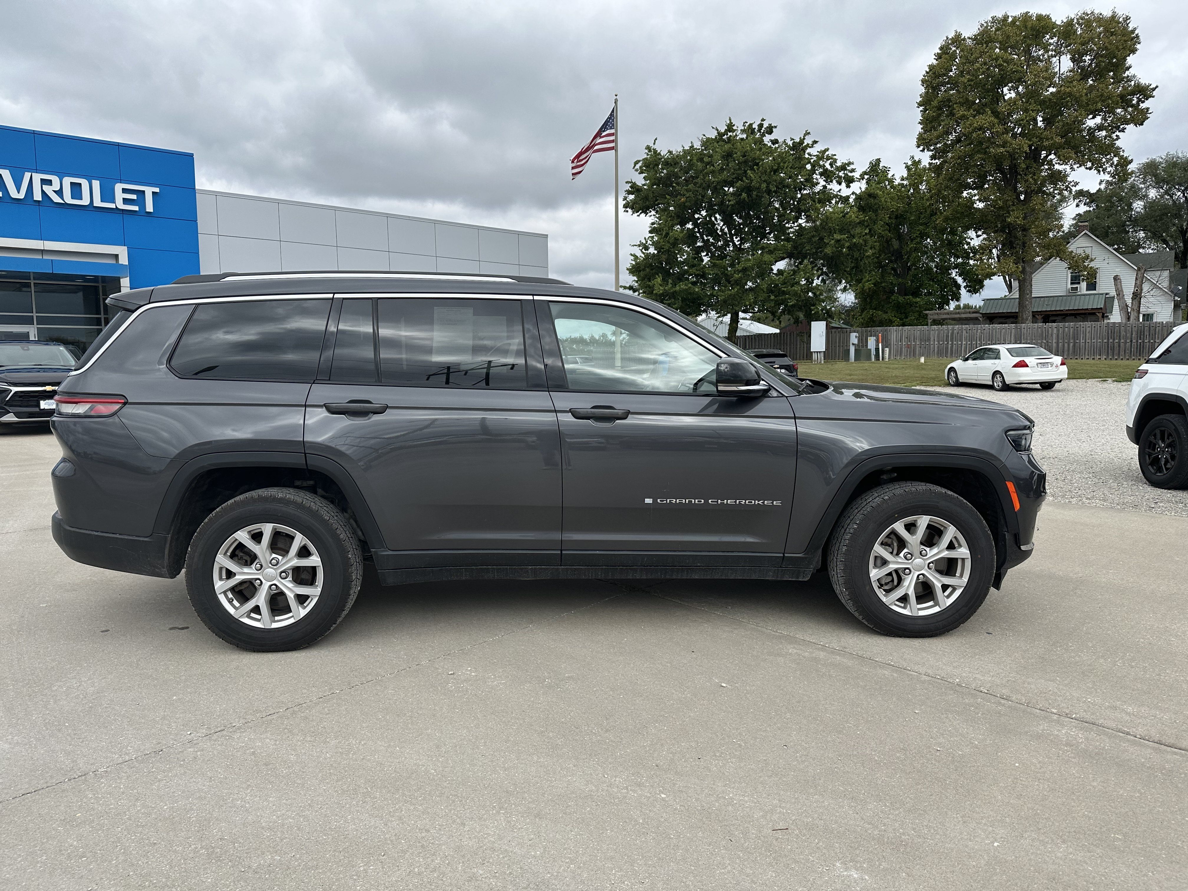 Used 2023 Jeep Grand Cherokee L Limited AWD/4WD image 5