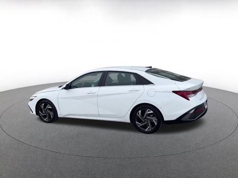 Used 2025 Hyundai Elantra Limited image 10