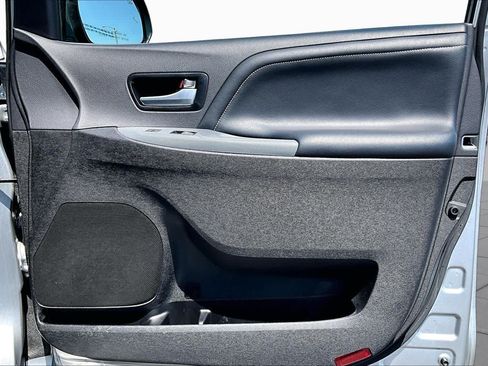 Used 2016 Toyota Sienna SE w/ SE Preferred Package FWD image 26