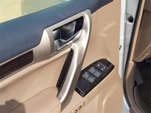 Used 2017 Lexus GX 460 image 17