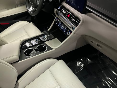 Used 2025 Genesis G70 2.5T image 16