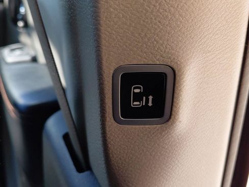 Used 2019 Chrysler Pacifica Touring-L FWD image 17