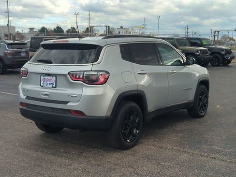 Used 2024 Jeep Compass Latitude AWD/4WD image 3