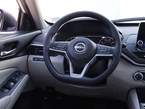 Used 2025 Nissan Altima 2.5 SV FWD image 12