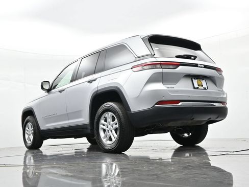 Used 2023 Jeep Grand Cherokee Laredo w/ Luxury Tech Group I AWD/4WD image 18