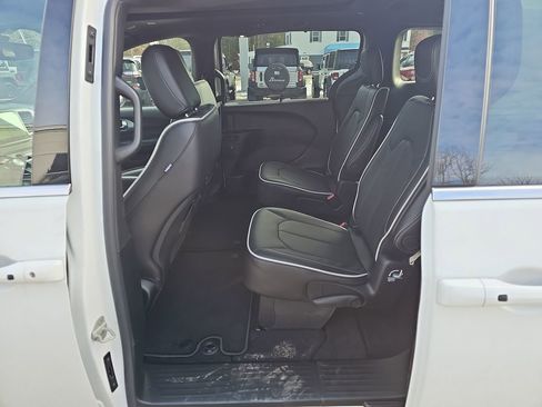 New 2026 Chrysler Pacifica Limited image 27