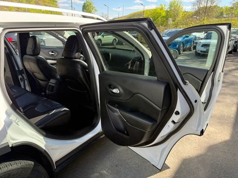 Used 2019 Jeep Cherokee Latitude Plus w/ Comfort/Convenience Group AWD/4WD image 18
