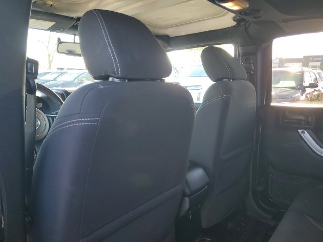 Used 2018 Jeep Wrangler Unlimited Sahara AWD/4WD image 9