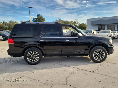 Used 2017 Lincoln Navigator Select image 7