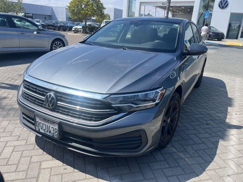 Used 2023 Volkswagen Jetta SE w/ Panoramic Sunroof Package FWD image 2