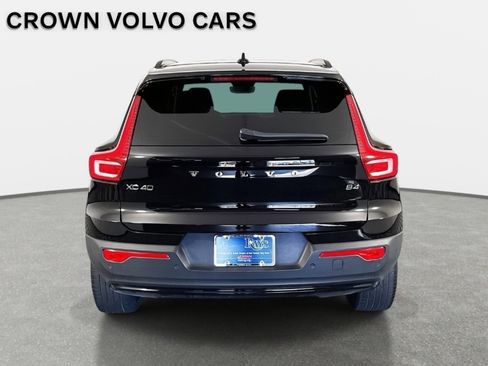 Used 2023 Volvo XC40 B4 Ultimate image 7