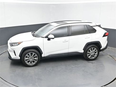 Used 2020 Toyota RAV4 XLE Premium image 37