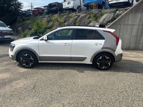 Used 2023 Kia Niro Wave w/ Wave Preserve Package FWD image 3