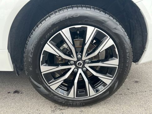 Certified 2025 Volvo XC60 B5 Plus image 9