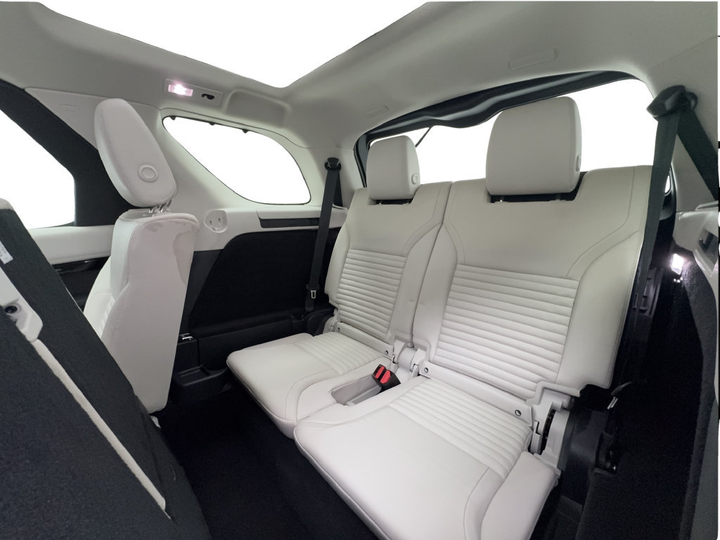 Used 2025 Land Rover Discovery S AWD/4WD image 29