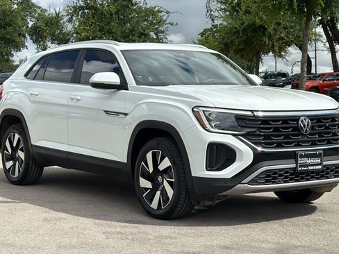 Used 2024 Volkswagen Atlas Cross Sport SE FWD image 3
