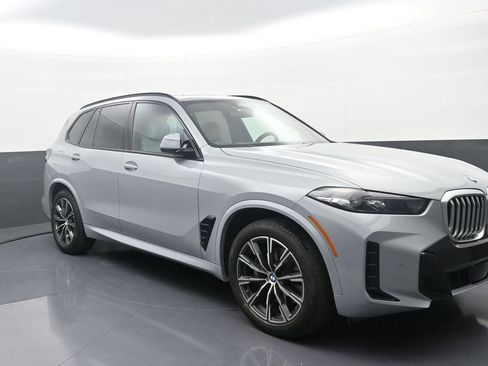 Used 2024 BMW X5 xDrive40i w/ M Sport Package AWD/4WD image 3