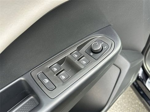 New 2026 Volkswagen Taos SE image 15