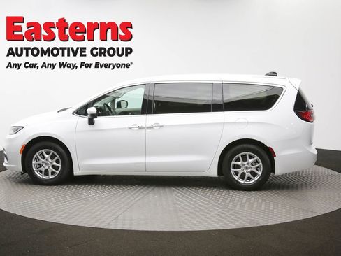 Used 2023 Chrysler Pacifica Touring-L image 61