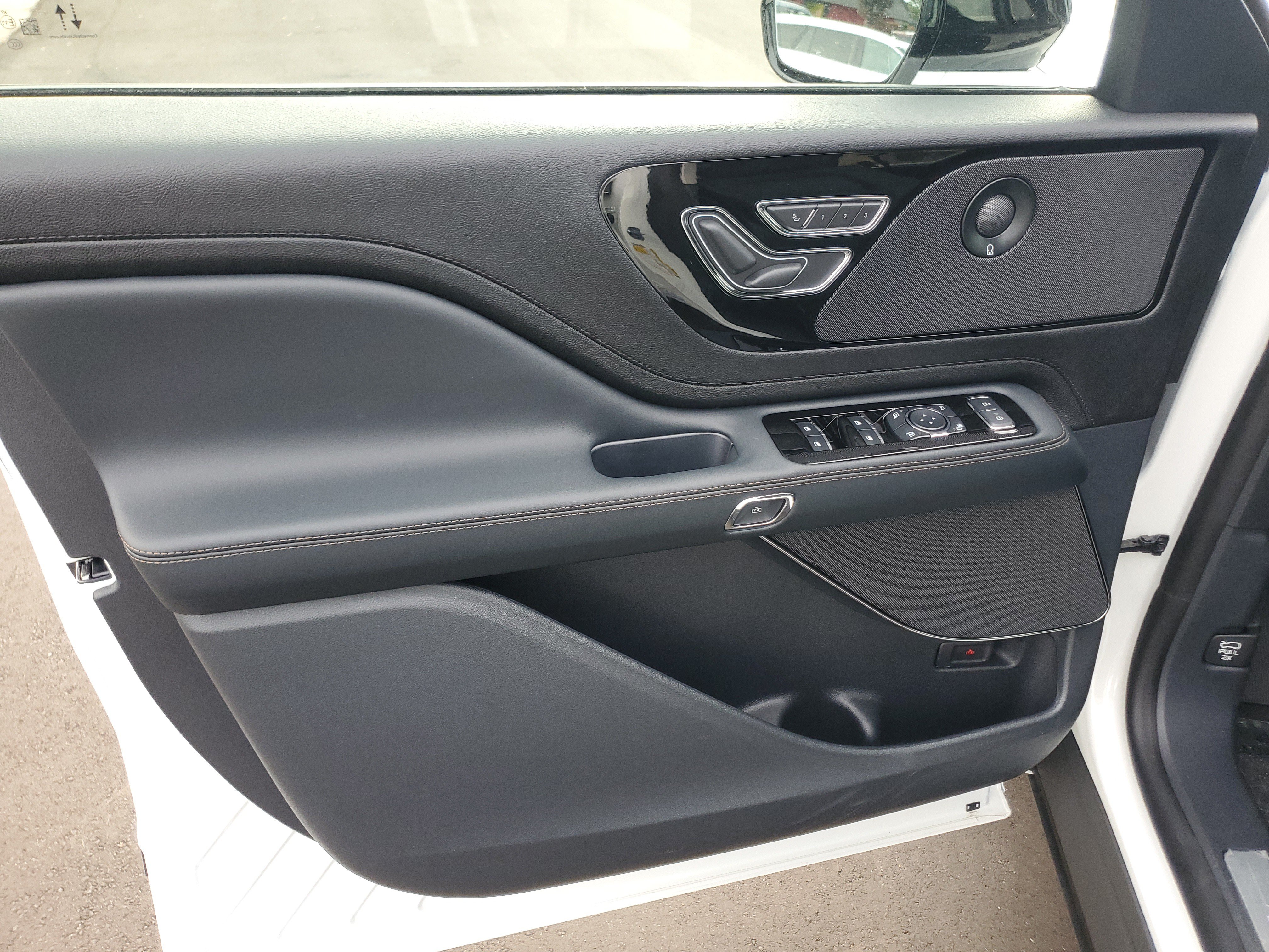 New 2027 Lincoln Aviator Reserve w/ Jet Appearance Package AWD/4WD image 8