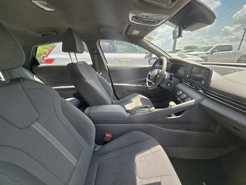 Used 2024 Hyundai Elantra SE FWD image 14