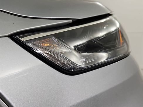 Used 2022 Toyota Highlander XLE image 10