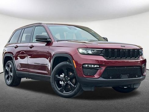 Used 2025 Jeep Grand Cherokee Limited w/ Luxury Tech Group II image 2