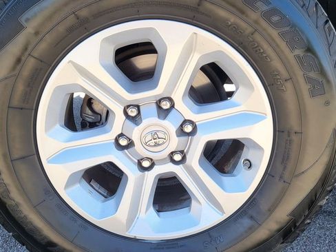 Used 2018 Toyota 4Runner SR5 AWD/4WD image 15