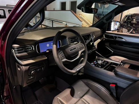 Used 2024 Jeep Wagoneer L Series II w/ Convenience Group I AWD/4WD image 10