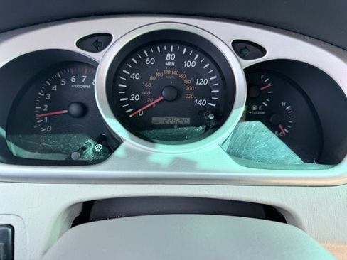 Used 2005 Toyota Highlander 4WD V6 w/ 3rd Row image 10