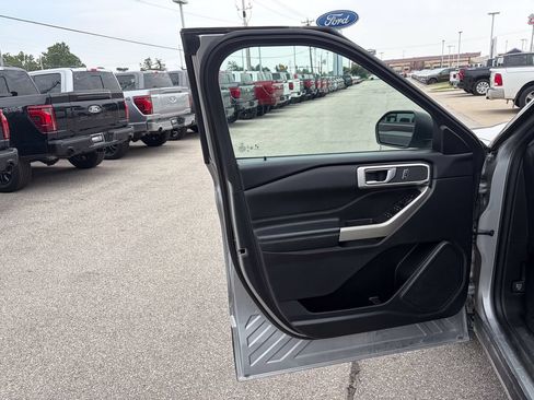 Used 2023 Ford Explorer XLT w/ Equipment Group 202A AWD/4WD image 11