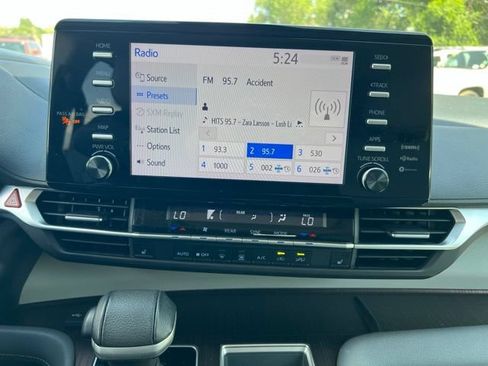 Used 2021 Toyota Sienna XLE FWD image 17