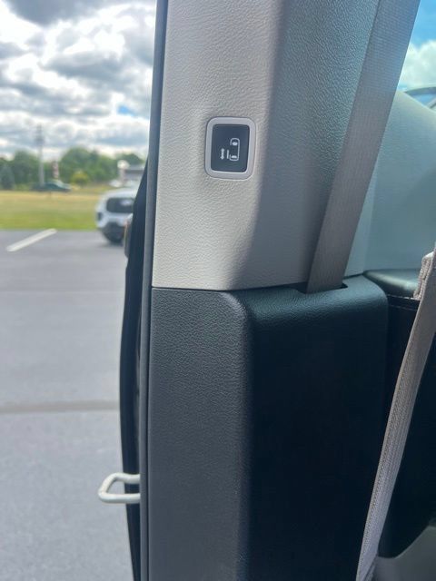 Used 2022 Chrysler Pacifica Touring-L w/ Uconnect Theater Family Group FWD image 21