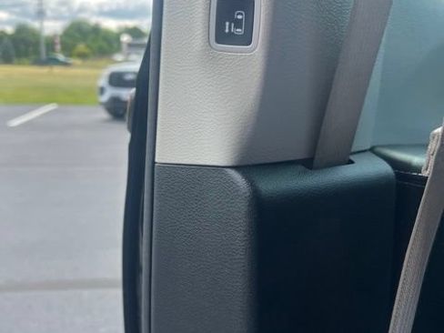 Used 2022 Chrysler Pacifica Touring-L w/ Uconnect Theater Family Group FWD image 21