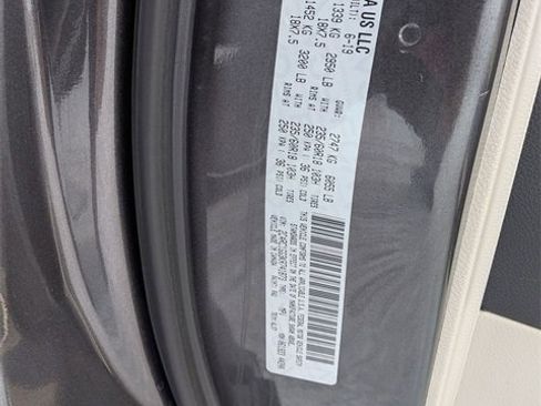 Certified 2019 Chrysler Pacifica Limited image 34