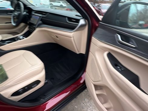 Used 2024 Jeep Grand Cherokee Limited image 20