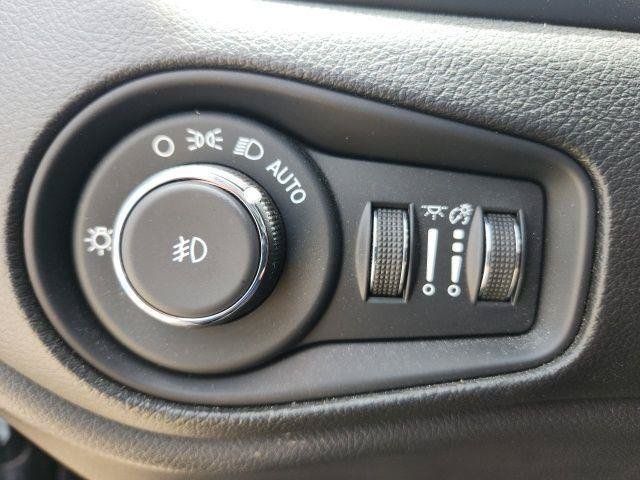 Used 2023 Jeep Renegade Altitude w/ Sun/Sound Group AWD/4WD image 32