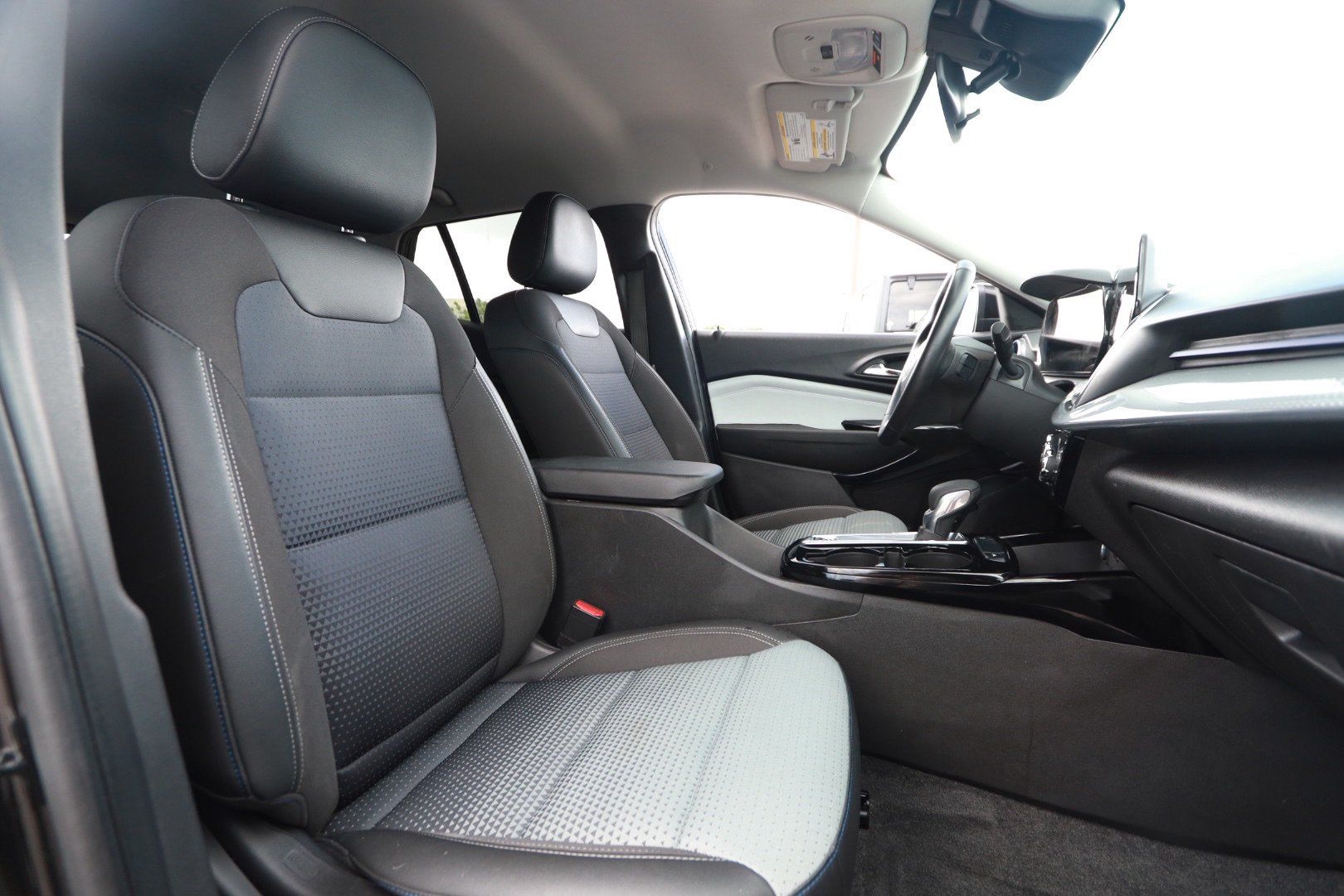 Used 2025 Chevrolet Trax LT w/ LT Convenience Package FWD image 25