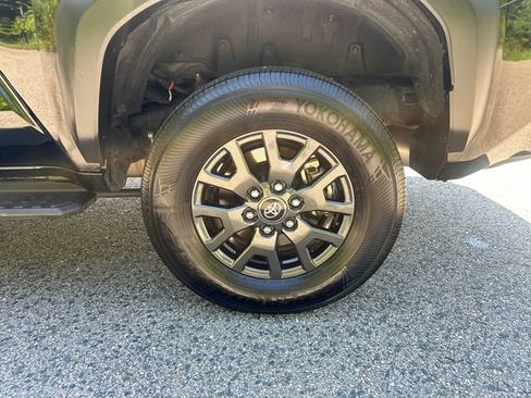 Certified 2025 Toyota 4Runner SR5 AWD/4WD image 18