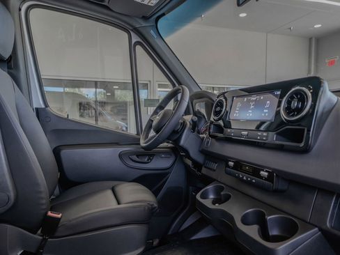Used 2025 Mercedes-Benz Sprinter 2500 image 18