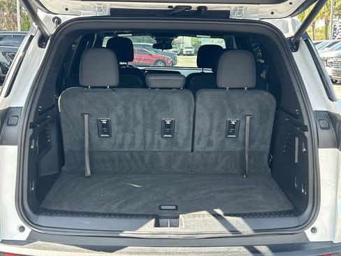 Used 2024 Chevrolet Traverse LT w/ Trailering Package FWD image 11